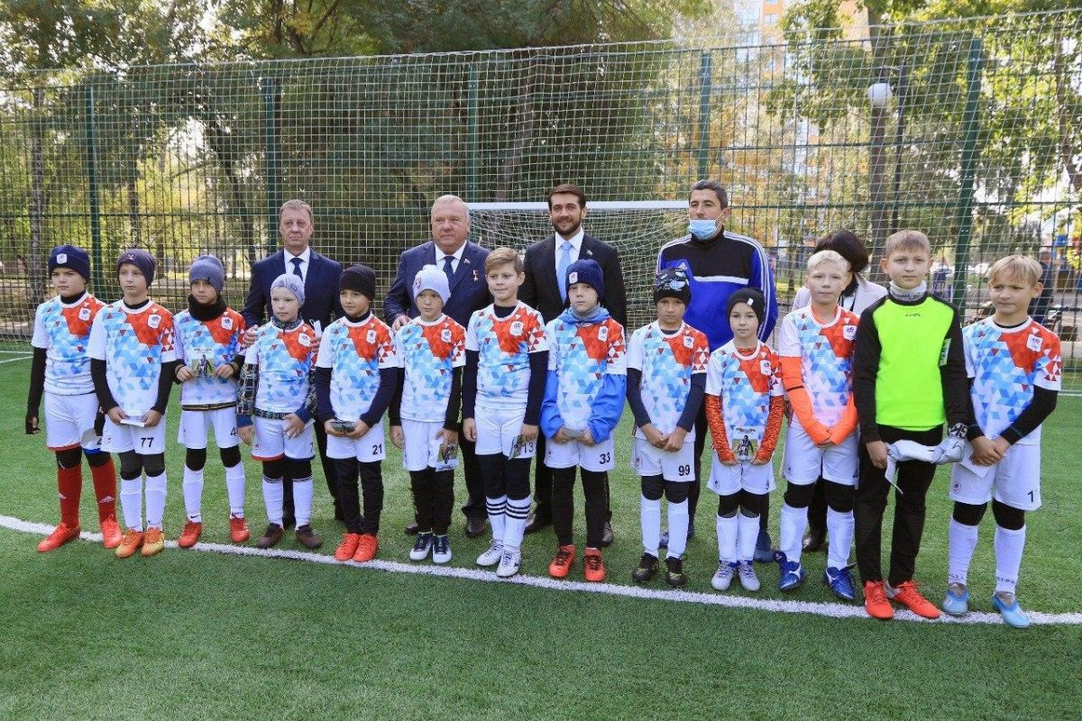 В Барнауле состоялось открытие новой спортивной площадки для мини-футбола в сквере Химиков